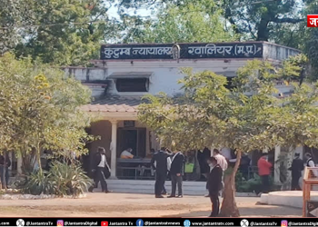 ननद को बताया ‘सौतन’, फैमिली फोटो से लिया तलाक