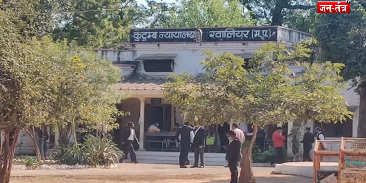 ननद को बताया ‘सौतन’, फैमिली फोटो से लिया तलाक