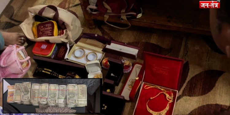 CWC मैनेजर के घर की तलाशी में मिली नोटों की गड्डियां