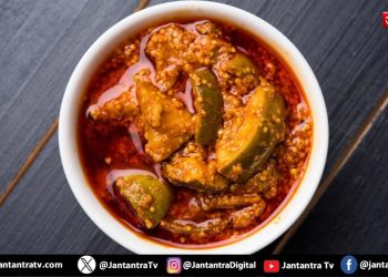 अचार में हींग का धुआं क्यों लगाते हैं?