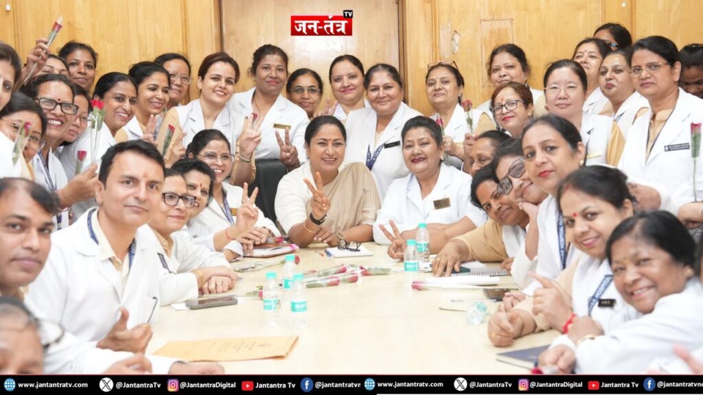 नर्स डे पर CM रेखा गुप्ता का LNJP अस्पताल में ‘सरप्राइज विजिट’