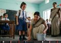 शर्मनाक: मासूम बच्ची की माँ से साफ कराई क्लासरूम की गंदगी!